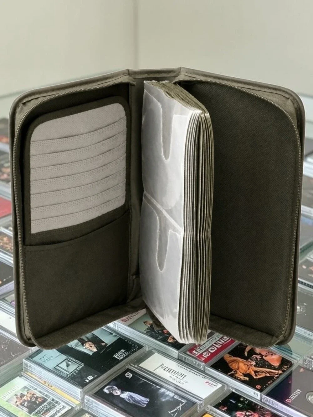 [Holds 72 Count] Nylon Black Zippered CD/DVD Storage Book Travel Transport Case.